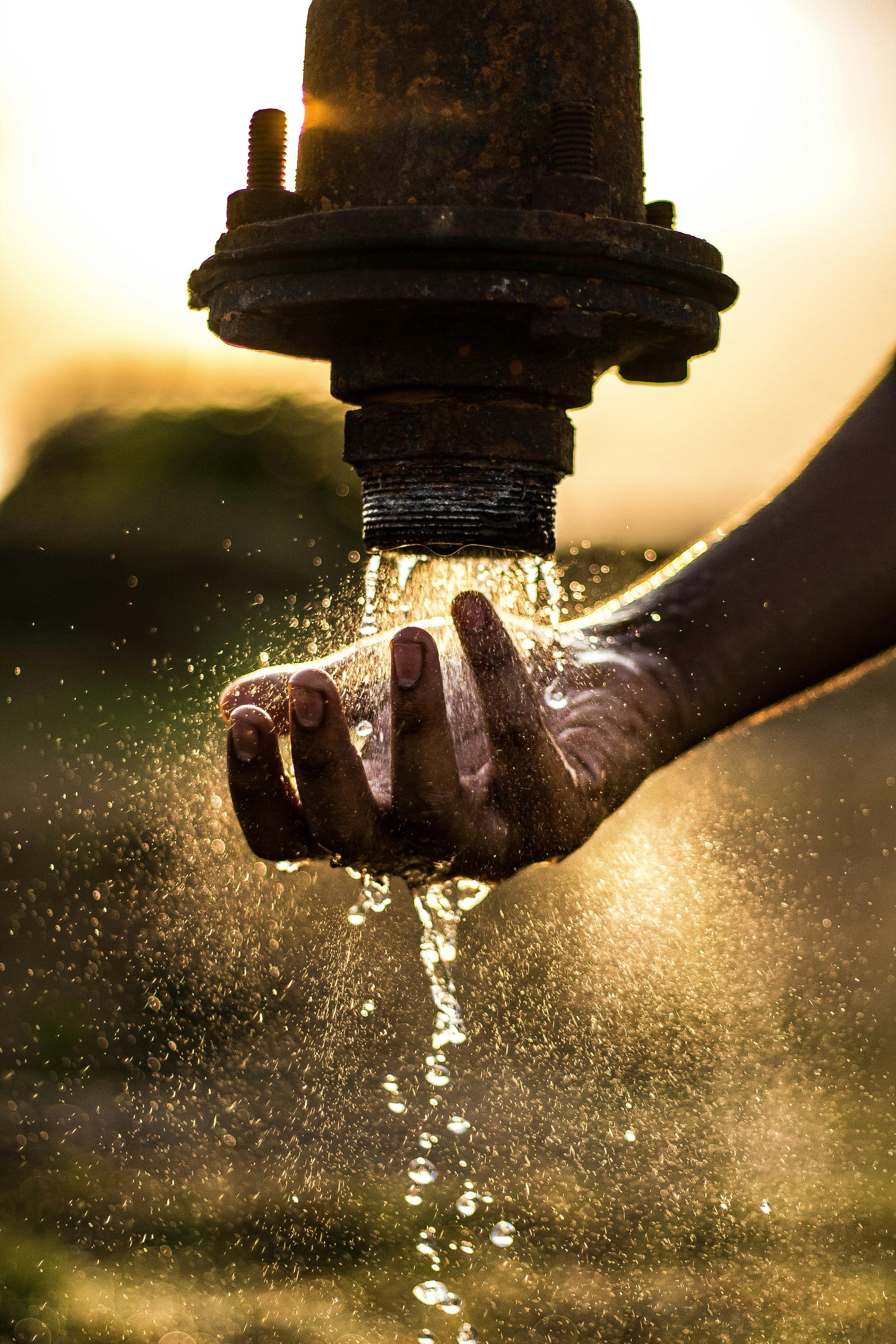 Image d'une main recevant de l'eau.